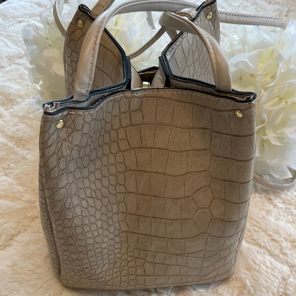 London Fog Bucket Cossbody Bag EUC - Picture 3 of 11